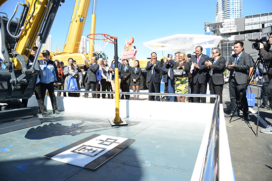 徐工XE35U液壓挖掘機(jī)現(xiàn)場(chǎng)揮毫潑墨、投籃表演，成為展場(chǎng)上的“閃亮明星”